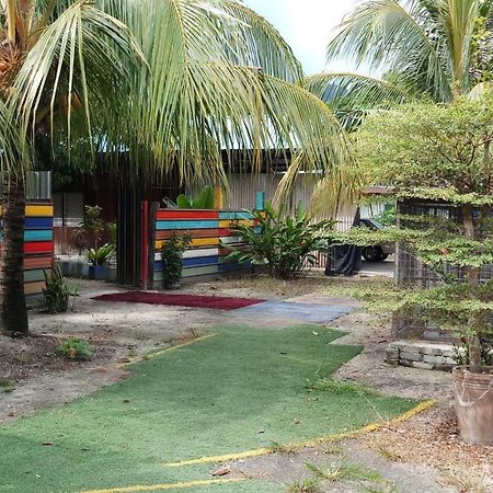 Tony'S Guesthouse At Teluk Bahang Batu Ferringhi Exterior foto