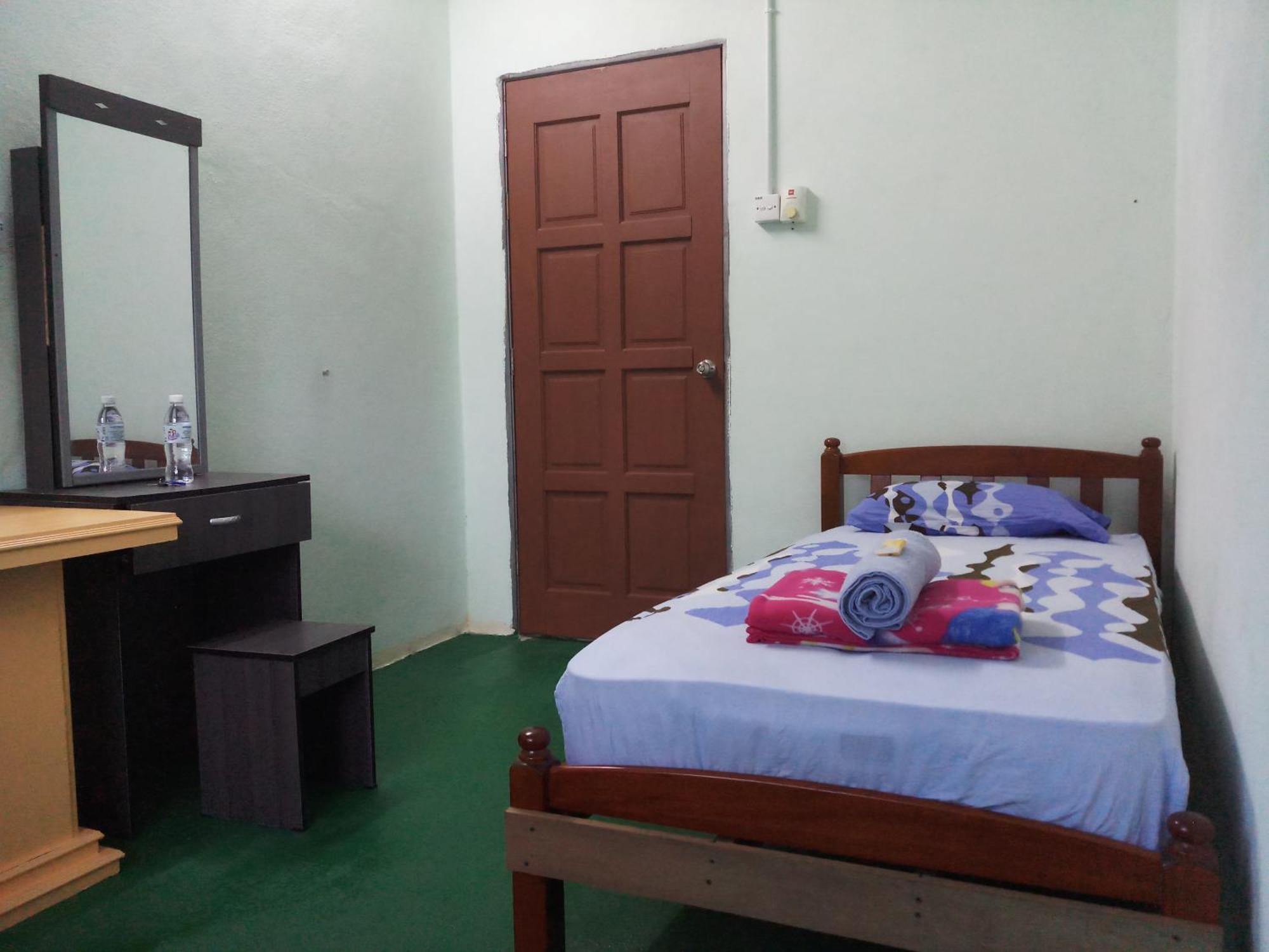 Tony'S Guesthouse At Teluk Bahang Batu Ferringhi Exterior foto