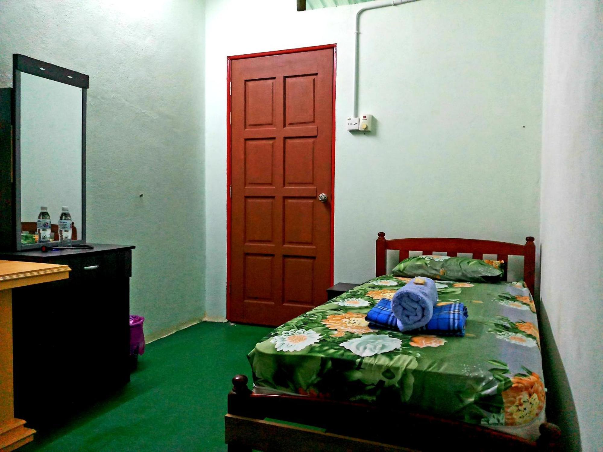 Tony'S Guesthouse At Teluk Bahang Batu Ferringhi Exterior foto
