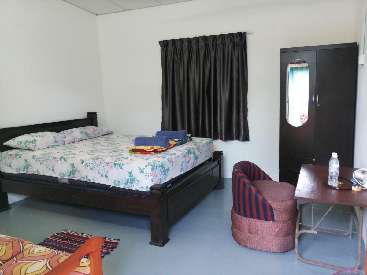 Tony'S Guesthouse At Teluk Bahang Batu Ferringhi Exterior foto