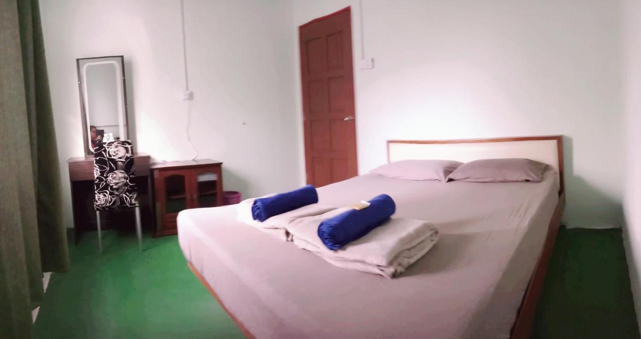 Tony'S Guesthouse At Teluk Bahang Batu Ferringhi Exterior foto